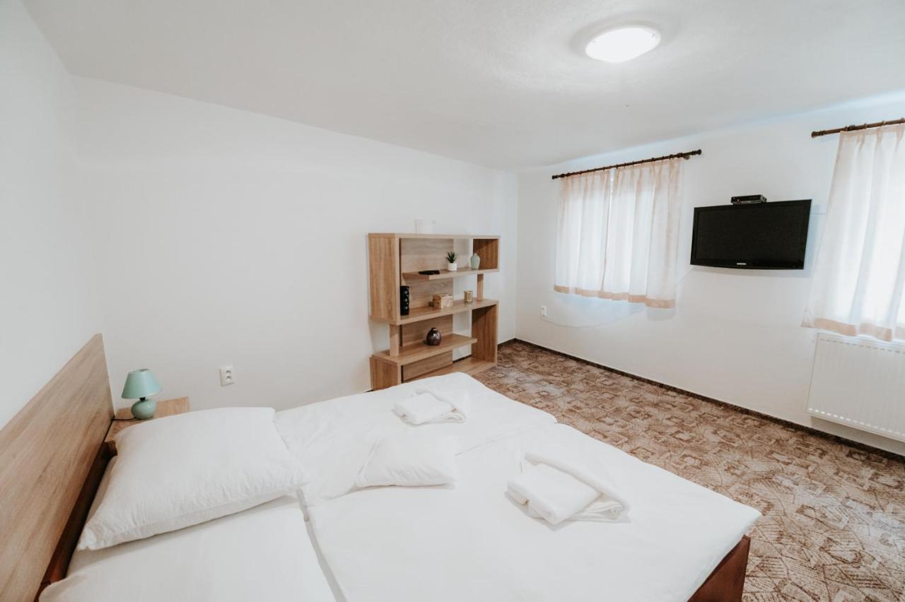 Ard Apartments - Levice Bagian luar foto